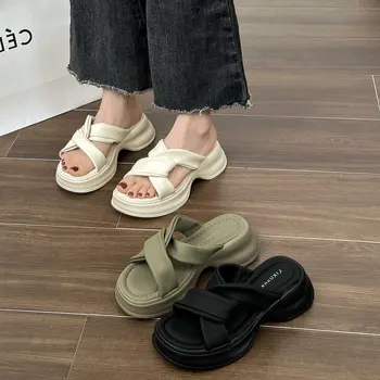 נעלי קיץ כפכפים אישה נשים נעלי גומי כפכפים נמוך פלטפורמה Pantofle חוף הוואי 2023 פרסה עקבים רומא שקופיות Bas