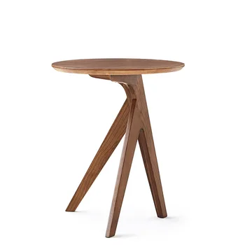 נורדי פשוטה מעץ מלא שולחן קפה קטן בבית בסלון ספה בצד אפר עץ/גוף מלא מלוטש