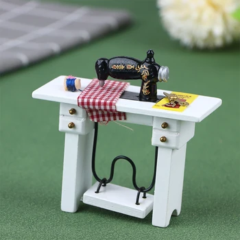 1Pc בית בובות מיניאטורי רהיטים שרף מכונת תפירה עם חוט, מספריים מודל אביזרים סימולציה של מכונת התפירה