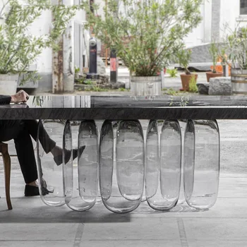 נורדי מעצב אנטי-כבידה זכוכית יצירתי שולחן האוכל נטו באור אדום יוקרה שולחן האוכל בסלון המודרני פשוט